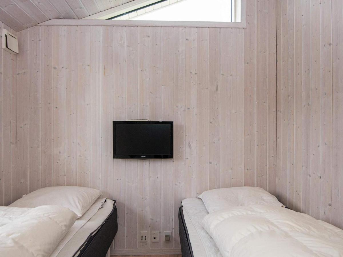 Three-Bedroom Holiday Home In Juelsminde 18 Sonderby  エクステリア 写真